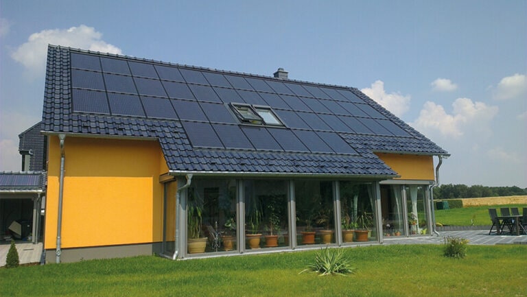SolarWatt német, tetőbe integrálható napelem