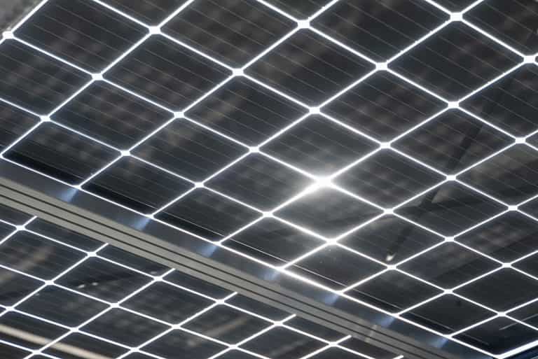 Solarwatt részben átlátszó, keret nélküli napelem panelek
